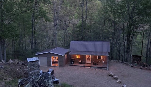 Mountain Tranquility, 1 Bedroom cabin secluded in the mountains of E Tennessee