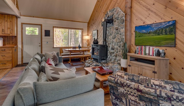 Mountain Treasure: 2 BR, 2 BA Cabin/Bungalow in Tahoma, Sleeps 6
