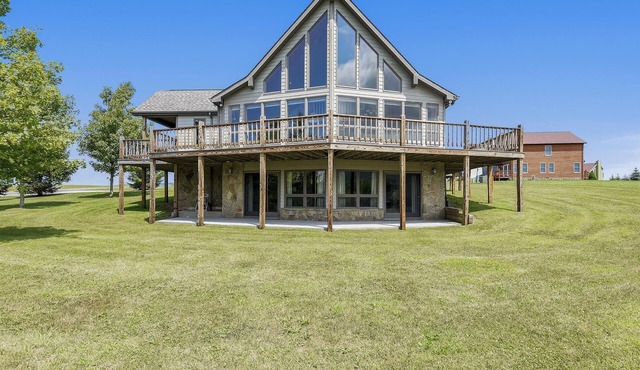 Mountain vacation meets contemporary COMFORT! Welcome Moosie Chalet!