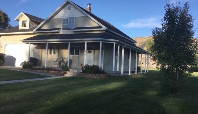 Mountain Valley Getaway. Cozy farmhouse near a beautiful lake in northern Utah.