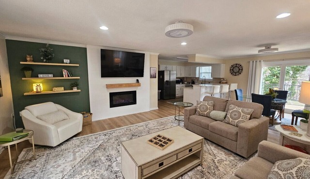 Mountain Vibe, Dog Friendly, 2 Kitchens, 2 Living Rooms, Sleeps 10, 1900 sq ft