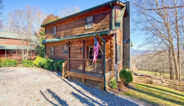 Mountain Vibes - Sleeps 8, 3 bedrooms, 3 baths, Wood Fireplace, Hot Tub