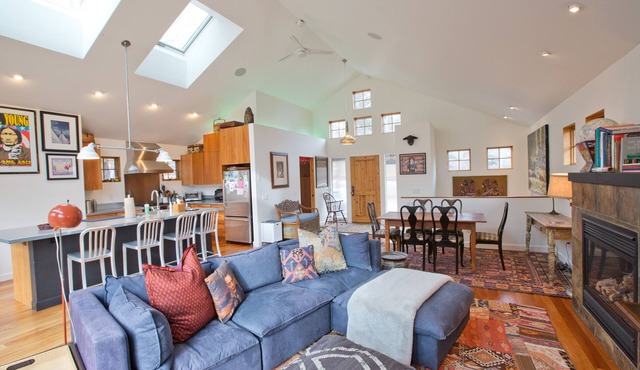 Mountain View 2 Bed/2.5 Bath Cottage In-Town, Hot Tub, extra bed Shepherd's Hut