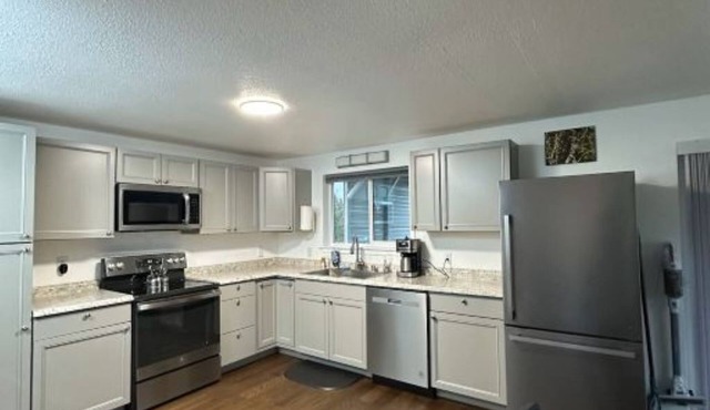 Mountain view 3-bedroom 2 bath house with WiFi in Rainier on 5 acres.