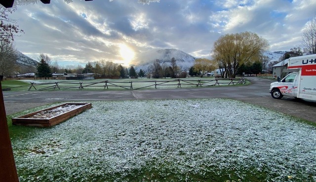 Mountain view 4 BR w/two decks, fenced backyard, and wood-burning fireplace