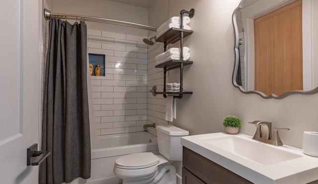 Mountain View Airpark Condo with Spacious Deck and Large Hangar near Jackson WY