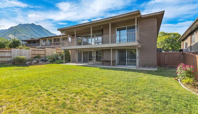 Mountain View and 5 minute walking distance to stores and ski/snowboard shuttle