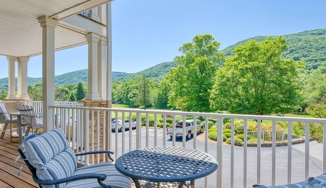 Mountain View and 8th green! 70" TV, gas fireplace, Fast WIFI,Amenities included