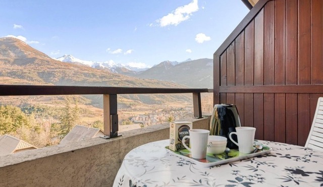 Mountain-view apartment sleeps 6