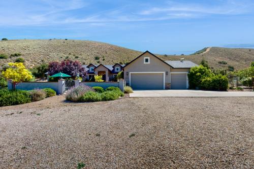 Mountain-View Backyard Oasis! King City Getaway