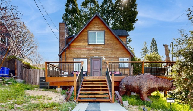 Mountain-view cabin with fireplace, outdoor dining, firepit & wraparound deck