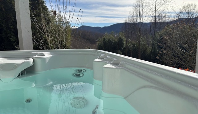 Mountain View Cabin - Hot Tub - Sleeps 7 - Fast Wi-Fi - Smoky Mountains