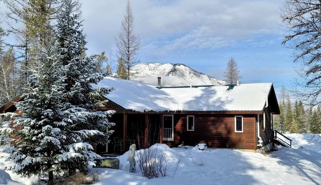 Mountain View Cabin with Deck, Jacuzzi and Ping Pong Table in Montana