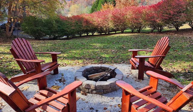Mountain View Cabin+Hot Tub, 300mbps WiFi with fire pit and arcade games!