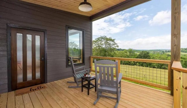 Mountain View Cabin, Hot tub and on site Spa!