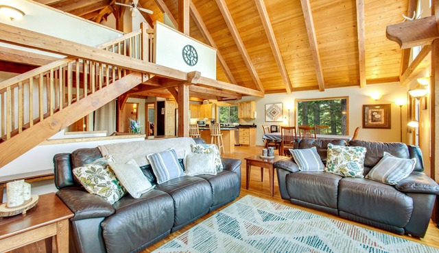 Mountain-view cabin near golf w/wood stove, game room, volleyball, & basketball