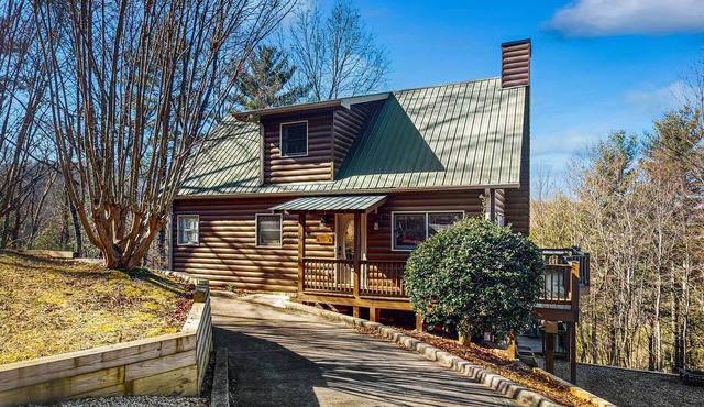 Mountain view cabin with game tables, large deck, hot tub, fireplace, & AC