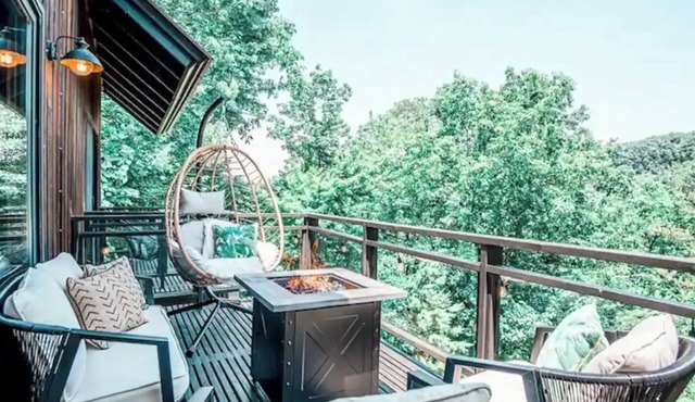 Mountain view cabin w/hot tub, fire pit, pet friendly in Marion, near Asheville