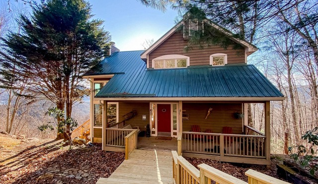 Mountain view cabin with expansive deck, balcony, & fireplace - dogs OK