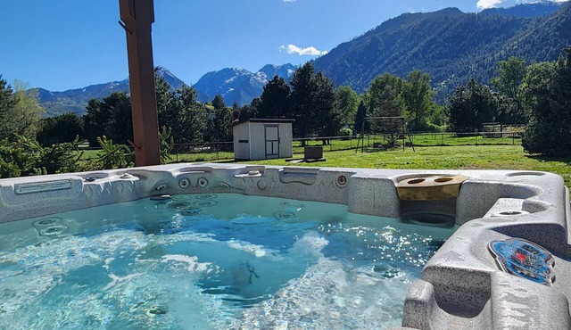 Mountain View Chalet - Family and Dog friendly, new Hot tub, Wi-Fi, Roku