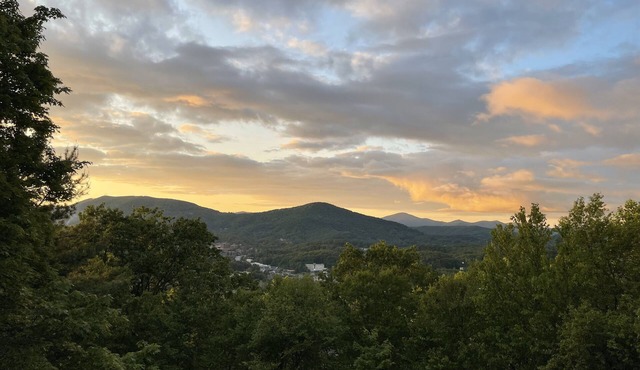 Mountain View Chalet in Boone -10 min. to ASU & Downtown; Pet-Friendly