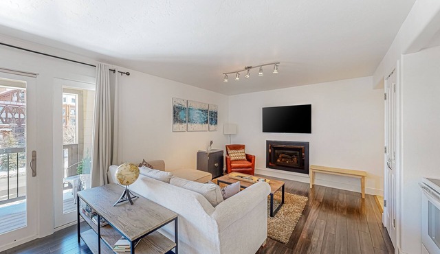 Mountain-view condo with balcony - walk to ski lifts, near downtown Crested Butt