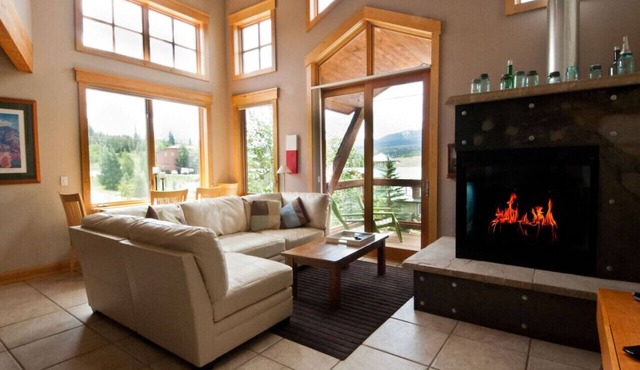 Mountain-View Condo in Dillon Walk to Dining & Lake Close to Keystone