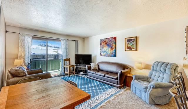 Mountain view condo w/a shared pool, hot tub, Ping-Pong, & pool table
