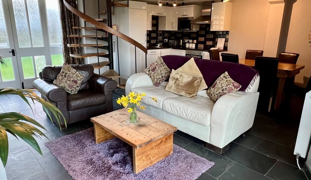 Mountain View Cottage with Hot Tub in the Heart of Snowdonia. Sleeps 5