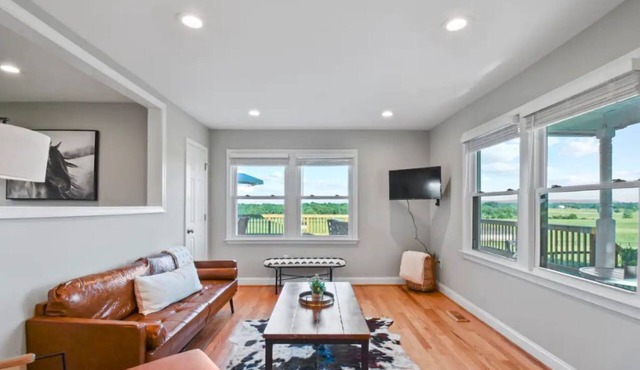 Mountain View Cottage @ 66-acre Horse Farm