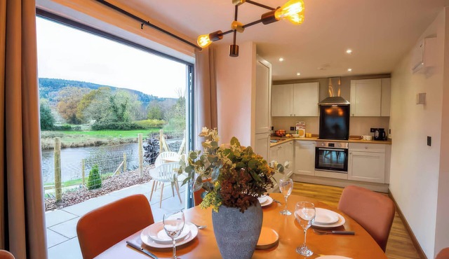 MOUNTAIN VIEW COTTAGE, family friendly, with hot tub in Llanrwst