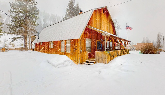 Mountain-view, dog-friendly abode with grill & W/D - near outdoor recreation