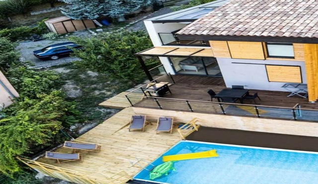 Mountain-view eco-friendly cottage