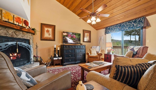 Mountain View Emerald Crest, Sapphire Valley Townhouse in the heart of the Resort