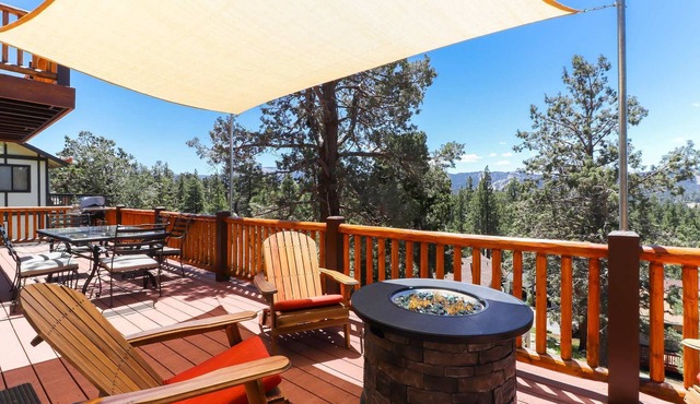 Mountain View Escape by Destination Big Bear : Relaxing Views of the Snow Summit & Bear Mtn! Pool Table! WiFi & Streaming TV!