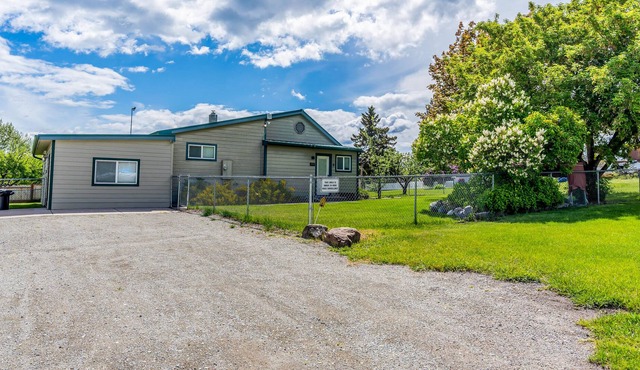 Mountain view escape with washer/dryer - walk to lake & beach