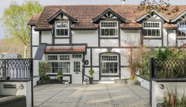 MOUNTAIN VIEW, family friendly, with open fire in Conwy