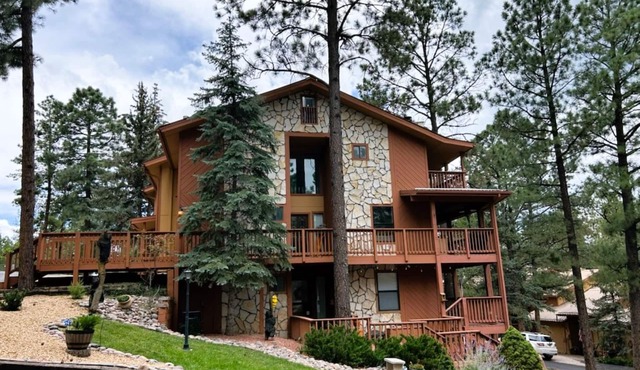 Mountain View Family Retreat, Hot Tub, Game Room, Sleeps 10 and Pet Friendly!