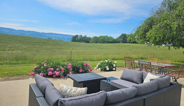 Mountain View Farmhouse: Antique Accents & Peaceful Heritage Charm