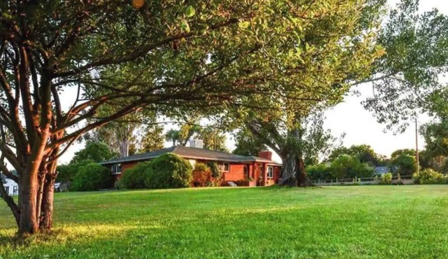 Mountain View Farmhouse; lots of extras!