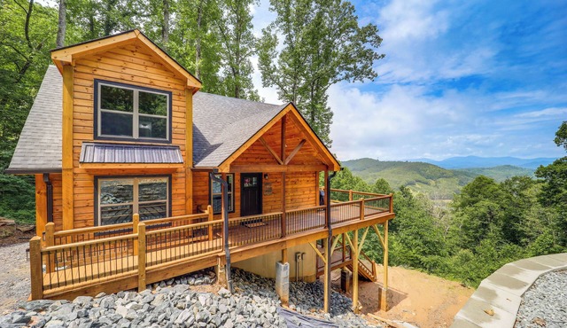 Mountain-View Fleetwood Retreat w/Deck & Grill