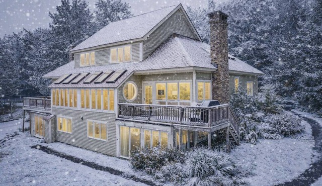 Mountain View Haus 4-season fun on Black Mountain + Amazing Views, A/C