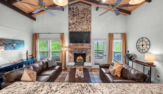 Mountain View! Hot Tub! King Beds! Club Access! Pet friendly