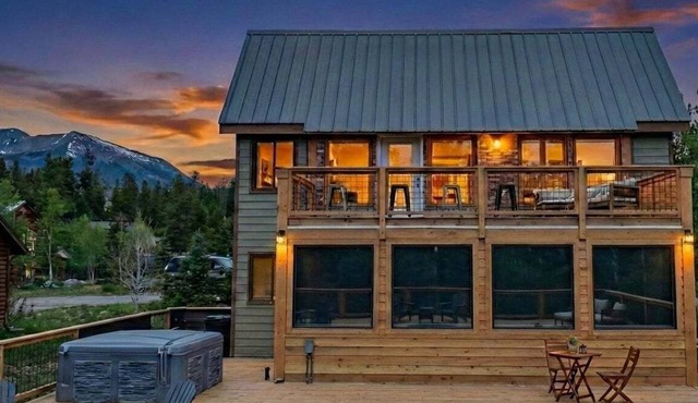 ⛷️Mountain View Home🌲4 Seasons Room☀️Rooftop Deck♨️Hot Tub🤑$0 Cleaning Fees