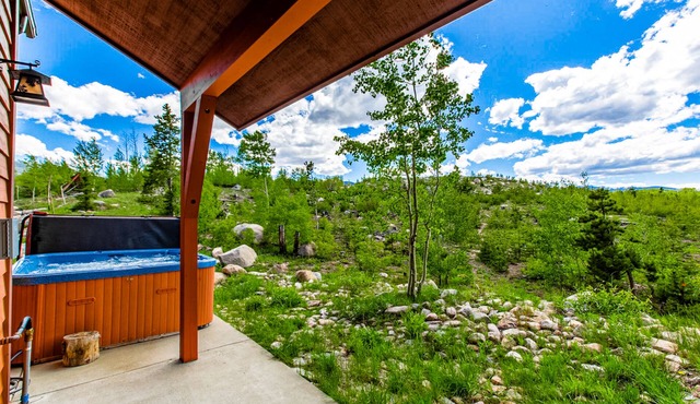 Mountain view home with private hot tub, fireplace, WiFi, and washer/dryer