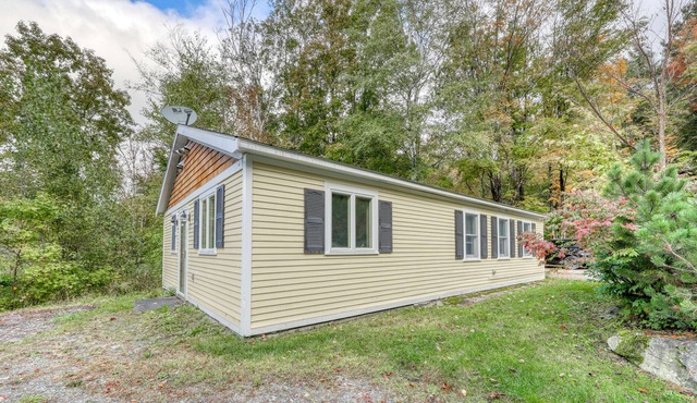 Mountain view home w/ gas fireplace & private hot tub - at Pinnacle Trail access