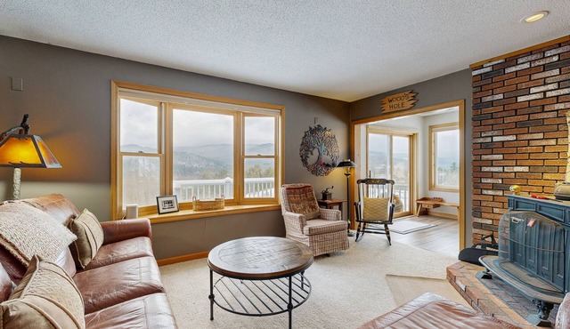 Mountain view home w/large yard, W/D; near skiing, hiking and golf