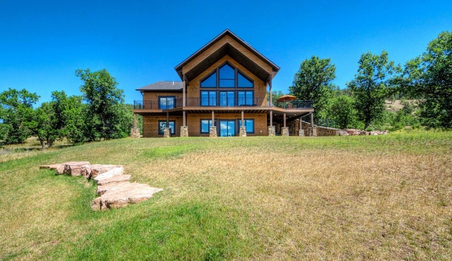 Mountain-view home w/private hot tub, natural gas grill & gas fireplaces