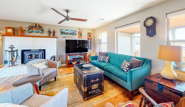 Mountain-view home with firepit, large dog-friendly yard, full kitchen & grill