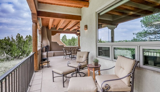 Mountain view home with a rooftop hot tub, grill, fireplace, & office - dogs ok